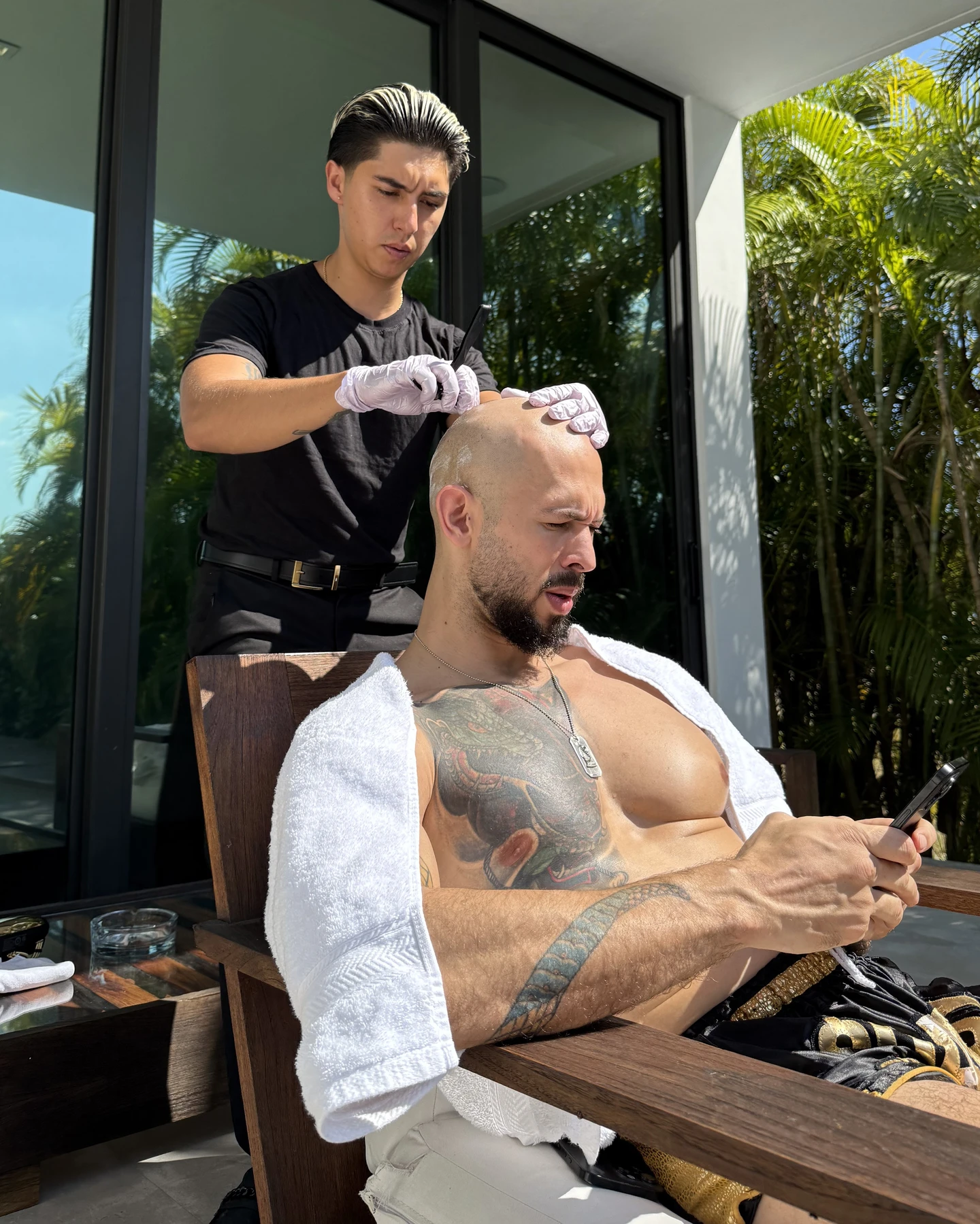 Nico cortándole el pelo a Andrew Tate